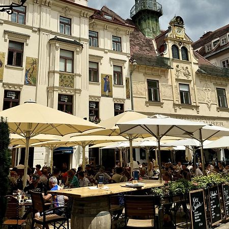 Boho Design Studio - Historic City Center With Free Parking & Aircon By Hero Homes Graz Bagian luar foto