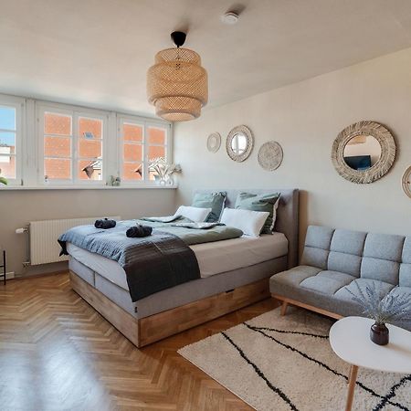 Boho Design Studio - Historic City Center With Free Parking & Aircon By Hero Homes Graz Bagian luar foto