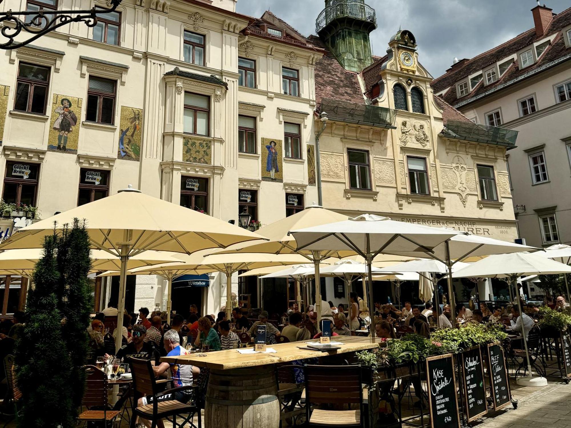 Boho Design Studio - Historic City Center With Free Parking & Aircon By Hero Homes Graz Bagian luar foto