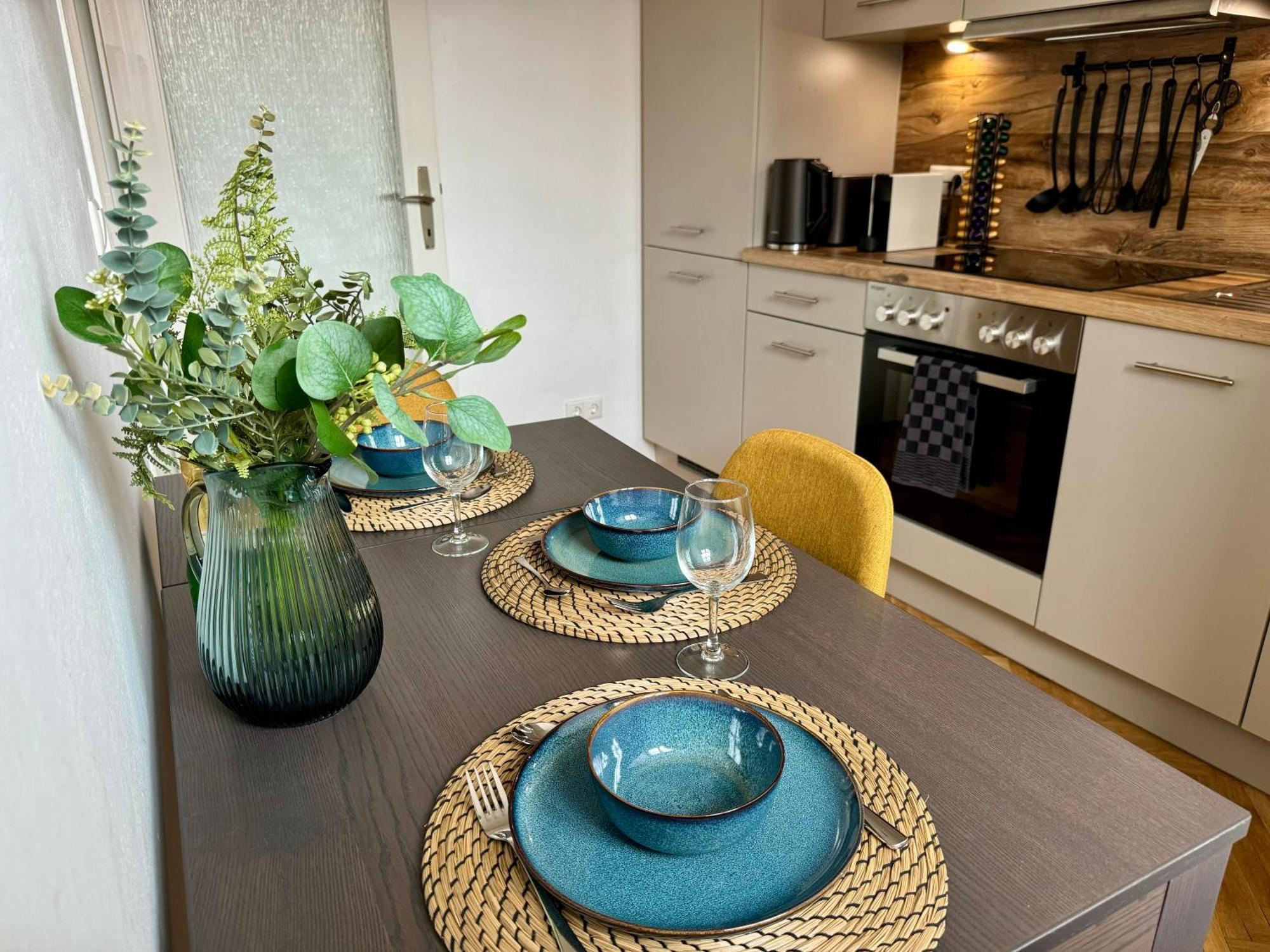 Boho Design Studio - Historic City Center With Free Parking & Aircon By Hero Homes Graz Bagian luar foto