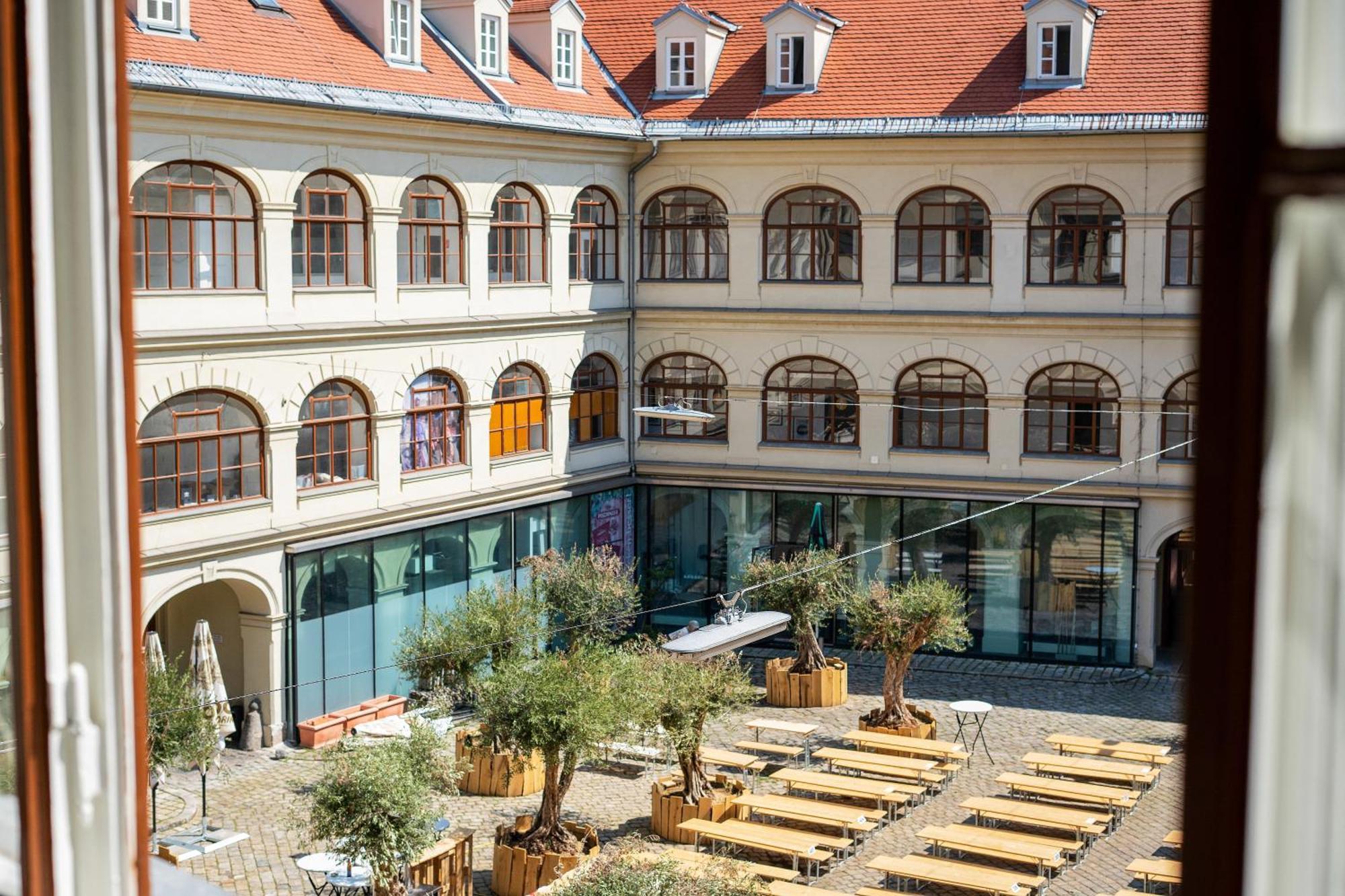Boho Design Studio - Historic City Center With Free Parking & Aircon By Hero Homes Graz Bagian luar foto