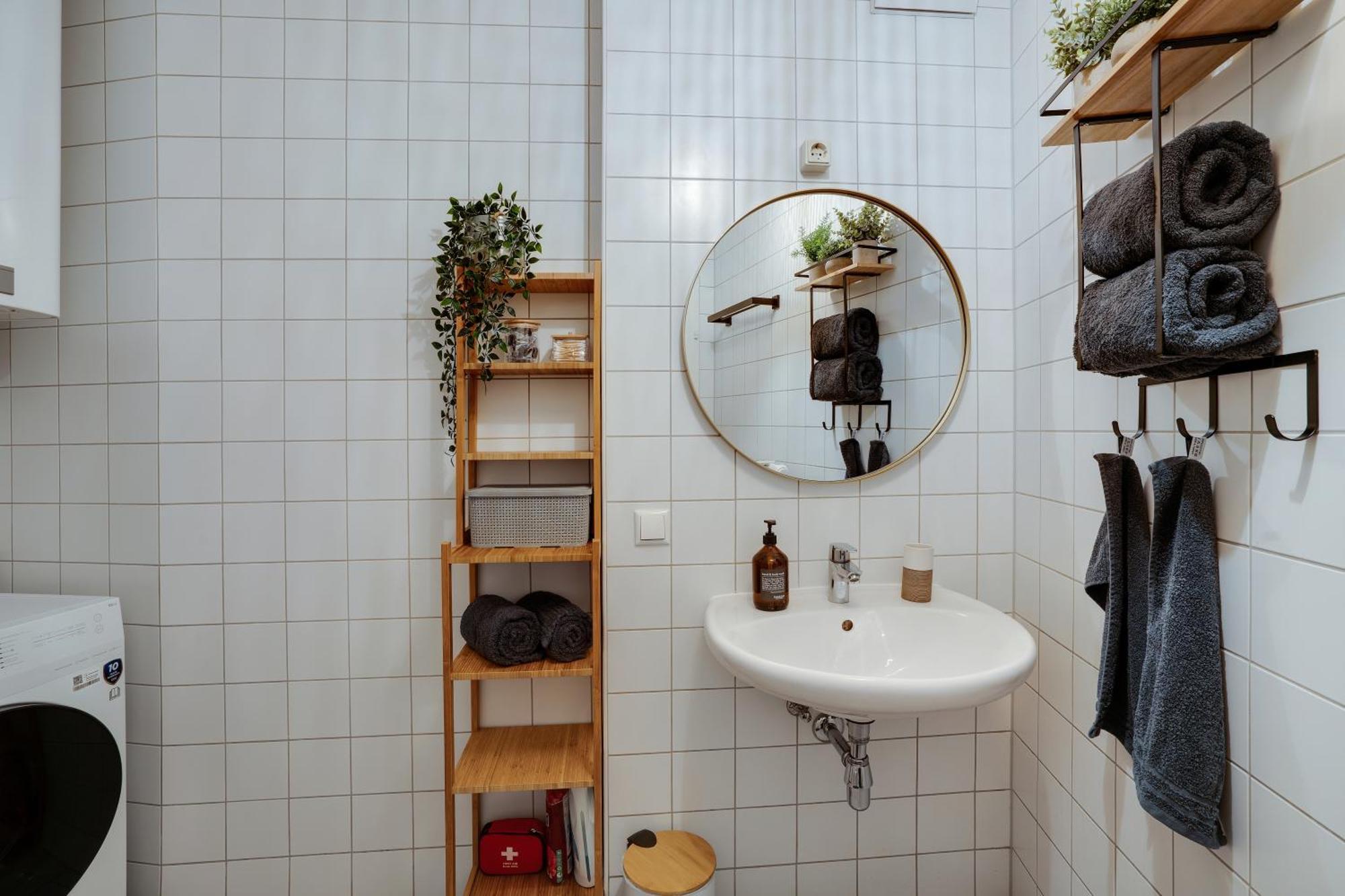 Boho Design Studio - Historic City Center With Free Parking & Aircon By Hero Homes Graz Bagian luar foto