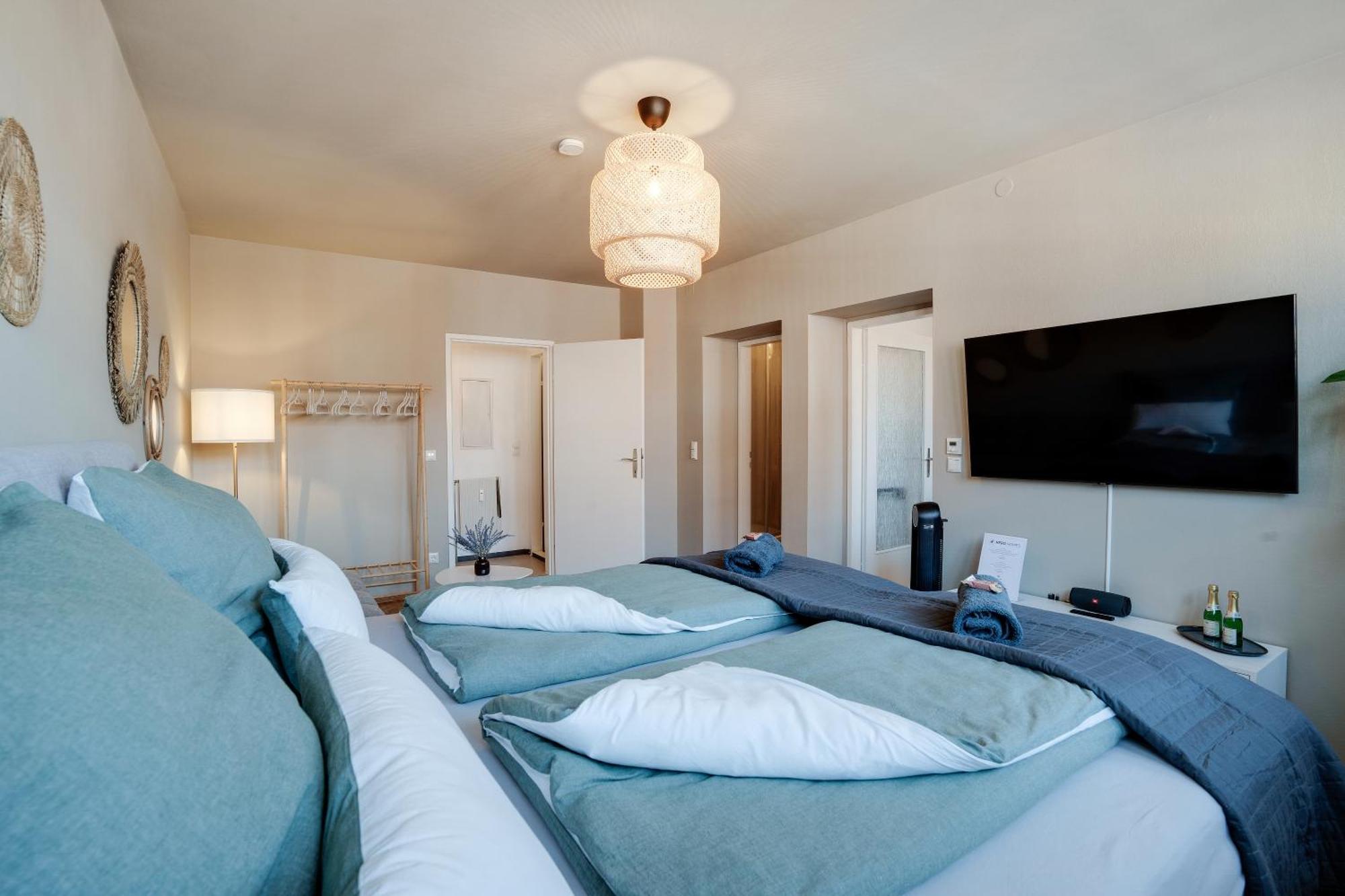 Boho Design Studio - Historic City Center With Free Parking & Aircon By Hero Homes Graz Bagian luar foto