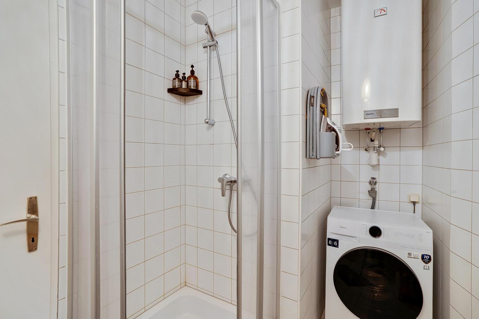 Boho Design Studio - Historic City Center With Free Parking & Aircon By Hero Homes Graz Bagian luar foto
