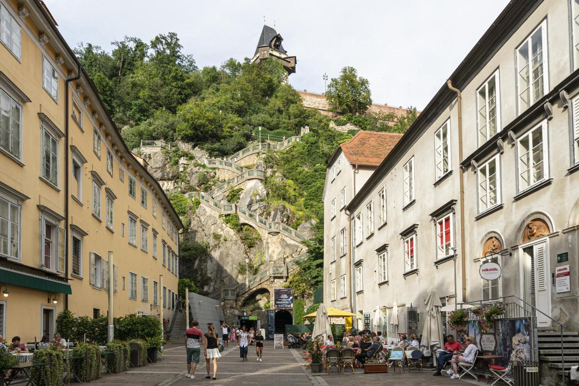 Boho Design Studio - Historic City Center With Free Parking & Aircon By Hero Homes Graz Bagian luar foto