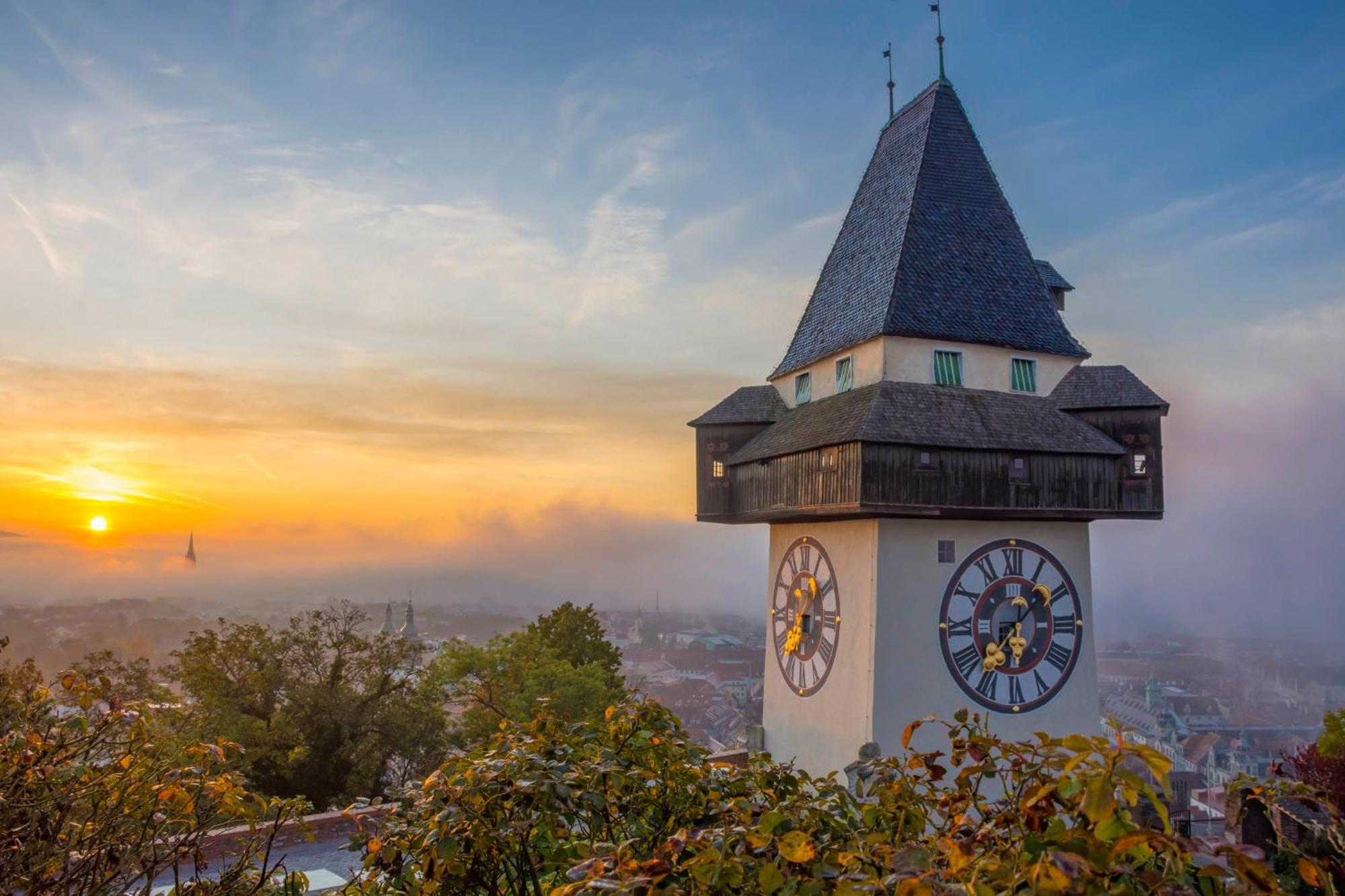 Boho Design Studio - Historic City Center With Free Parking & Aircon By Hero Homes Graz Bagian luar foto