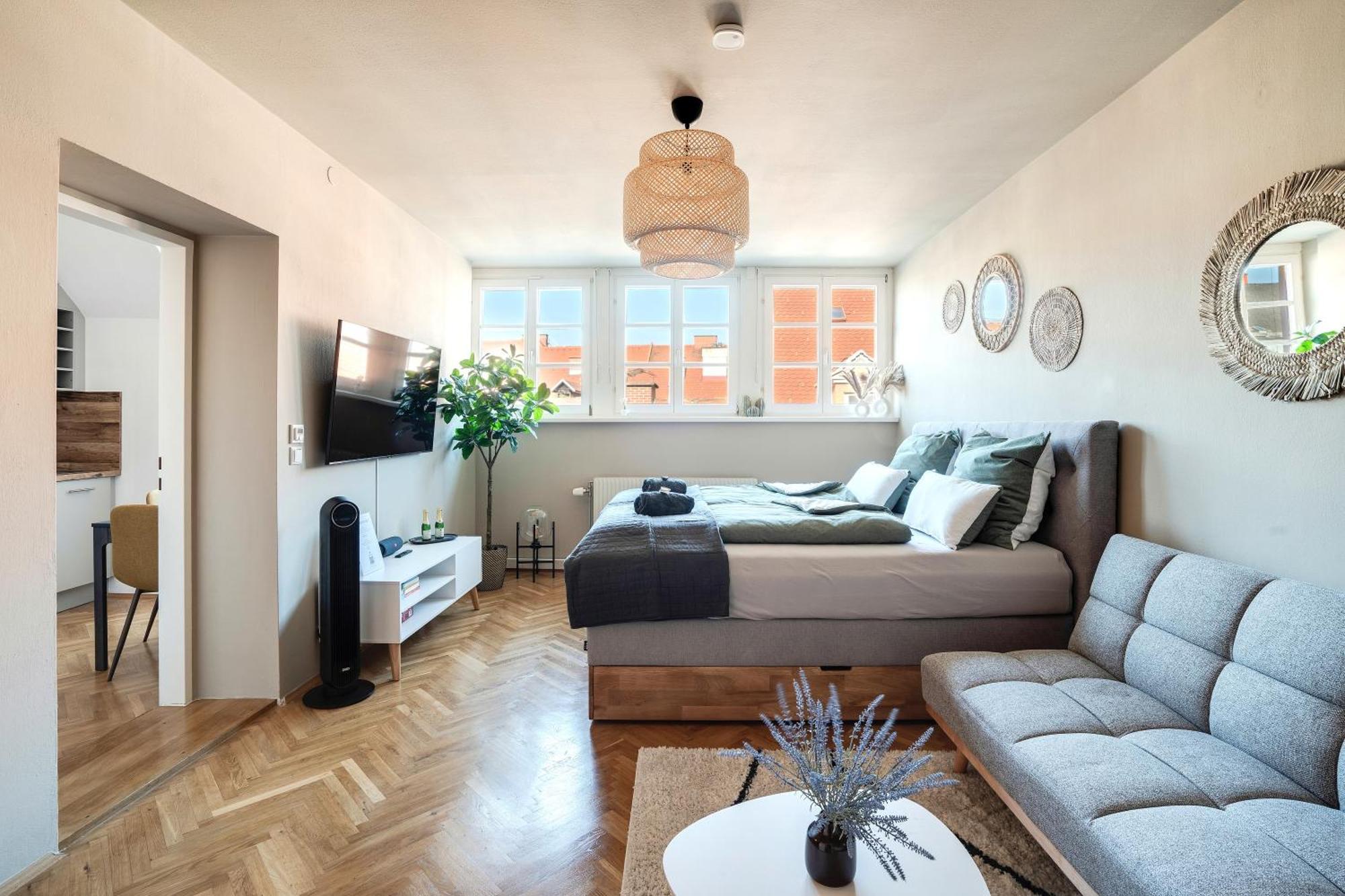 Boho Design Studio - Historic City Center With Free Parking & Aircon By Hero Homes Graz Bagian luar foto